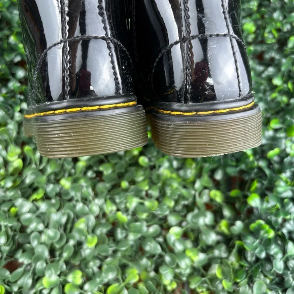 DR.MARTENS 1460BLACK PATENT LAMPER BOOTS  Size 6 Kids